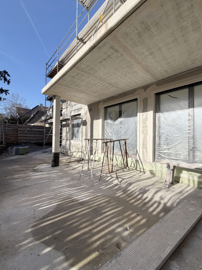 Foto eines Rohbaus Mehrfamilienhaus mit fünf Wohnungen von DOMINO Bau in München Nymphenburg (Jan 26)