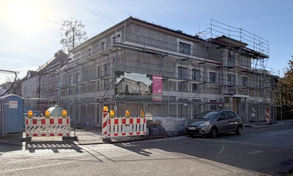 Foto eines Rohbaus Mehrfamilienhaus mit fünf Wohnungen von DOMINO Bau in München Nymphenburg (Jan 26)