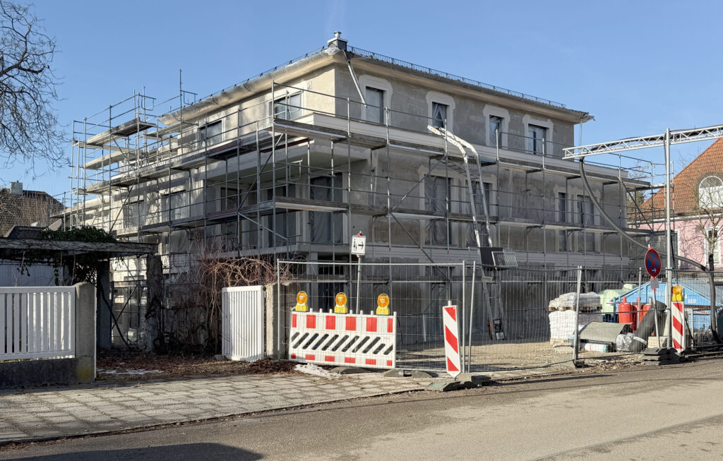 Foto eines Rohbaus Mehrfamilienhaus mit fünf Wohnungen von DOMINO Bau in München Nymphenburg (Jan 26)