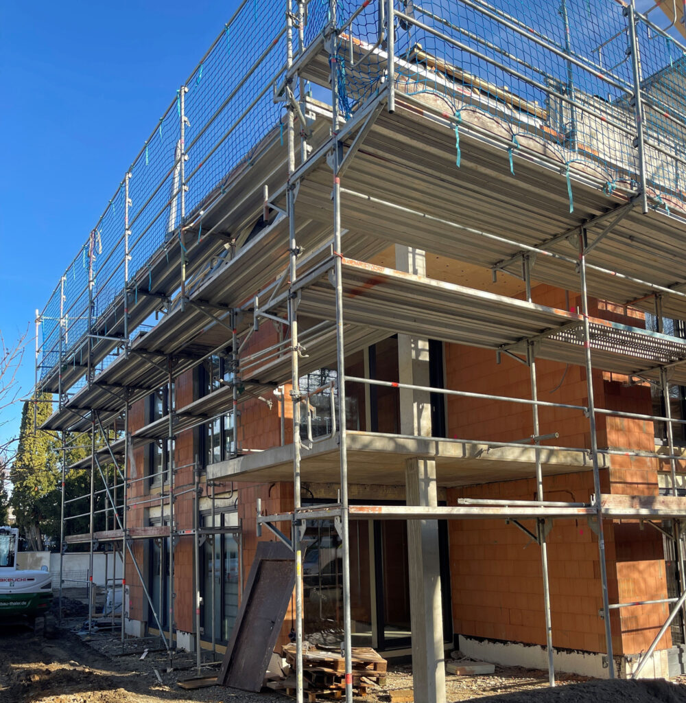 Foto eines entstehenden Neubaus im Rohbau, München, Mehrfamilienhaus erbaut von Domino Bau