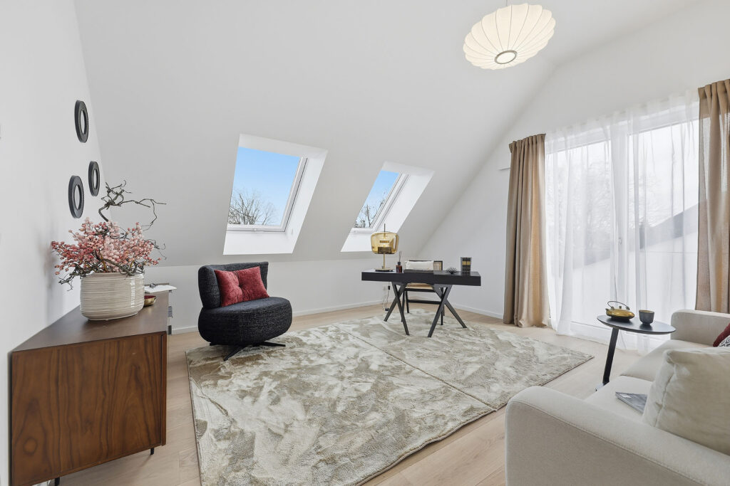 Foto eines Arbeitszimmers im Dachgeschoss eines Mehrfamilienhauses mit drei Wohnungen von DOMINO Bau in München Solln