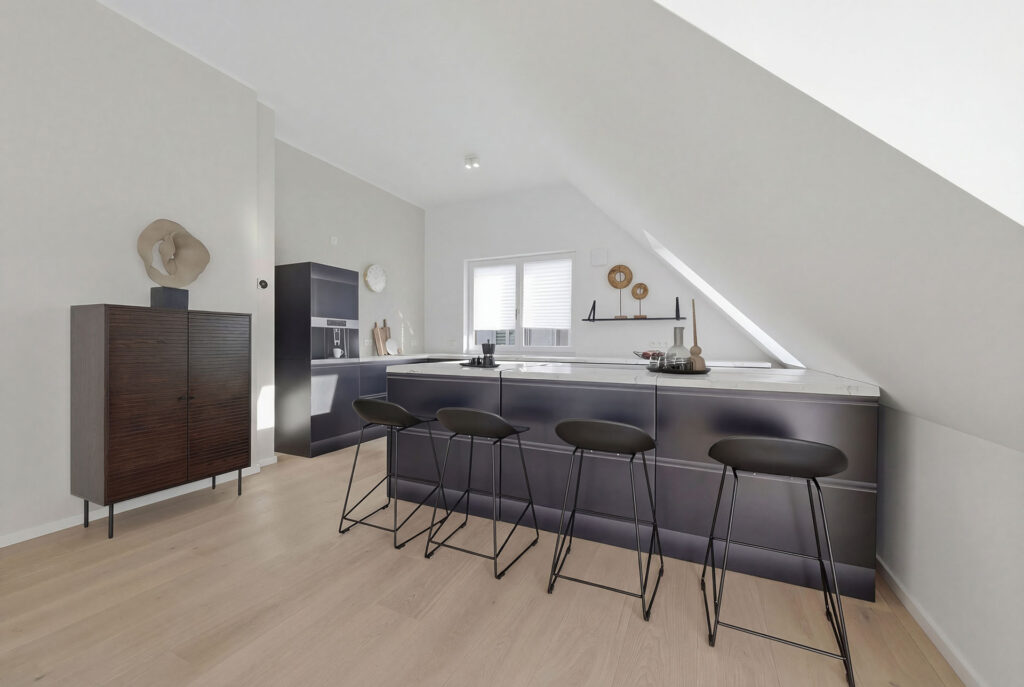 Foto eines Küchenbereichs im Dachgeschoss eines Mehrfamilienhauses mit drei Wohnungen von DOMINO Bau in München Solln