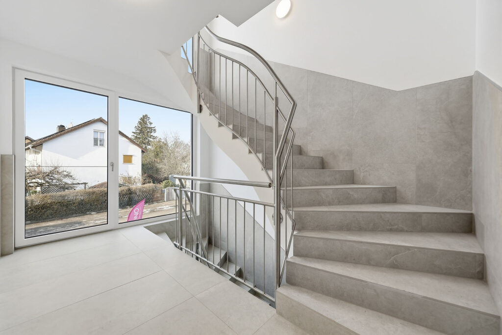 Photo of a stairwell in a multi-family house with three apartments by DOMINO Bau in Munich Solln
