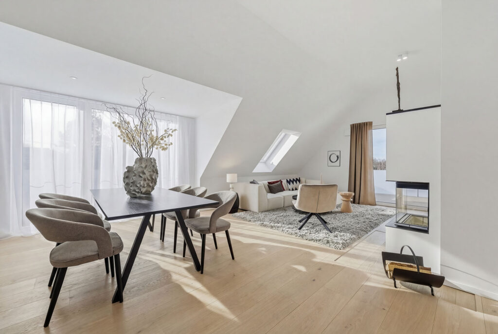 Foto eines Wohn-Essbereichs im Dachgeschoss eines Mehrfamilienhauses mit drei Wohnungen von DOMINO Bau in München Solln