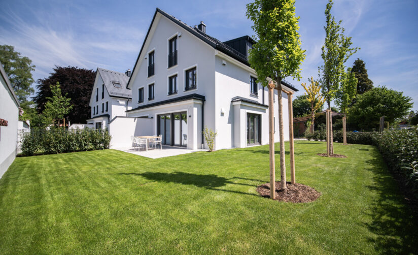 Gartenansicht Neubau Doppelhaus in München, Obermenzing