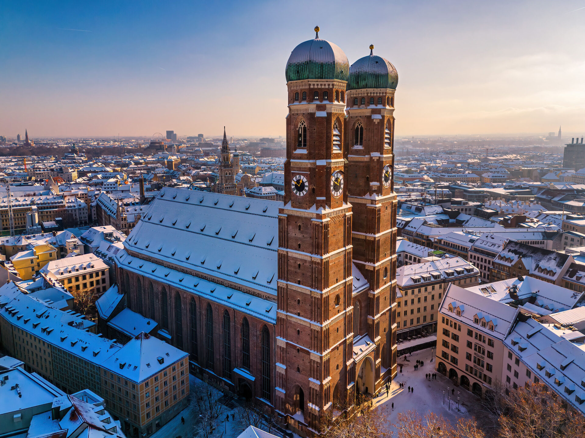 Foto von der Frauenkirche in München mit Skyline