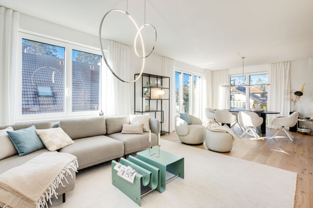 Foto eines Wohnraums mit Esstisch und Sofaecke im Obergeschoss einer bezugsfertigen Neubauwohnung in Trudering von Domino Bau