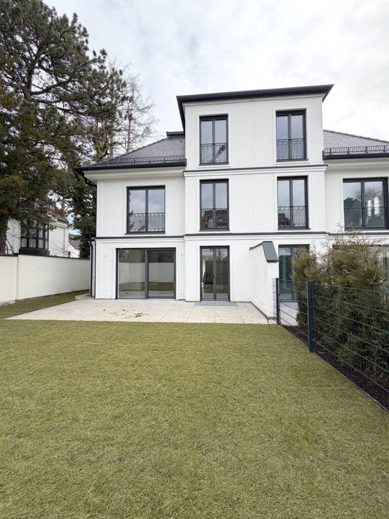 Foto Außenansicht einer fertiggestellten Neubau Doppelhaushälfte von DOMINO Bau in München-Bogenhausen