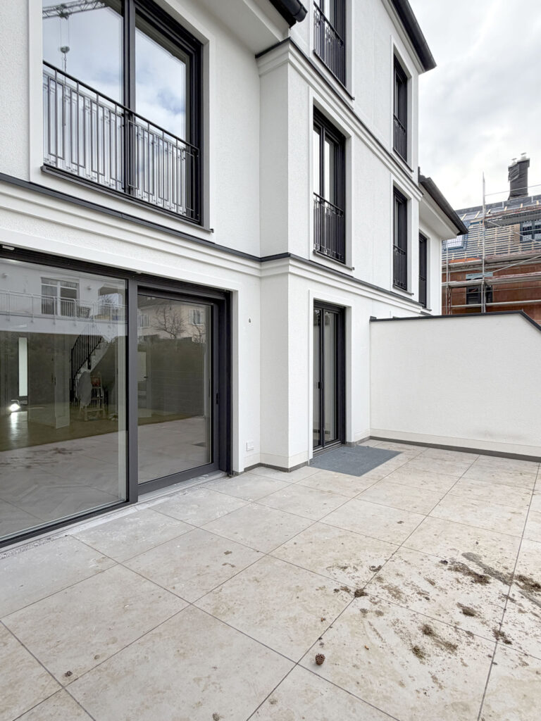 Foto Außenansicht Terrasse einer fertiggestellten Neubau Doppelhaushälfte von DOMINO Bau in München-Bogenhausen