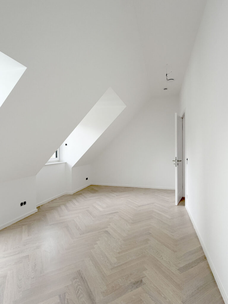 Foto Innenansicht Dachgeschoss einer fertiggestellten Neubau Doppelhaushälfte von DOMINO Bau in München-Bogenhausen