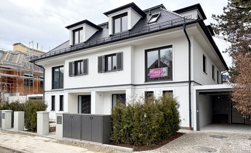 Foto Straßenansicht einer fertiggestellten Neubau Doppelhaushälfte von DOMINO Bau in München-Bogenhausen