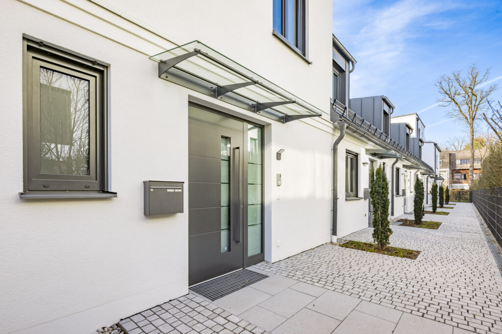 Foto von Hauseingängen der sechs Stadthäuser von DOMINO Bau in Obermenzing