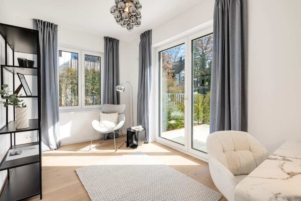 Foto von einem Home-Office in einem Stadthaus von DOMINO Bau in Obermenzing