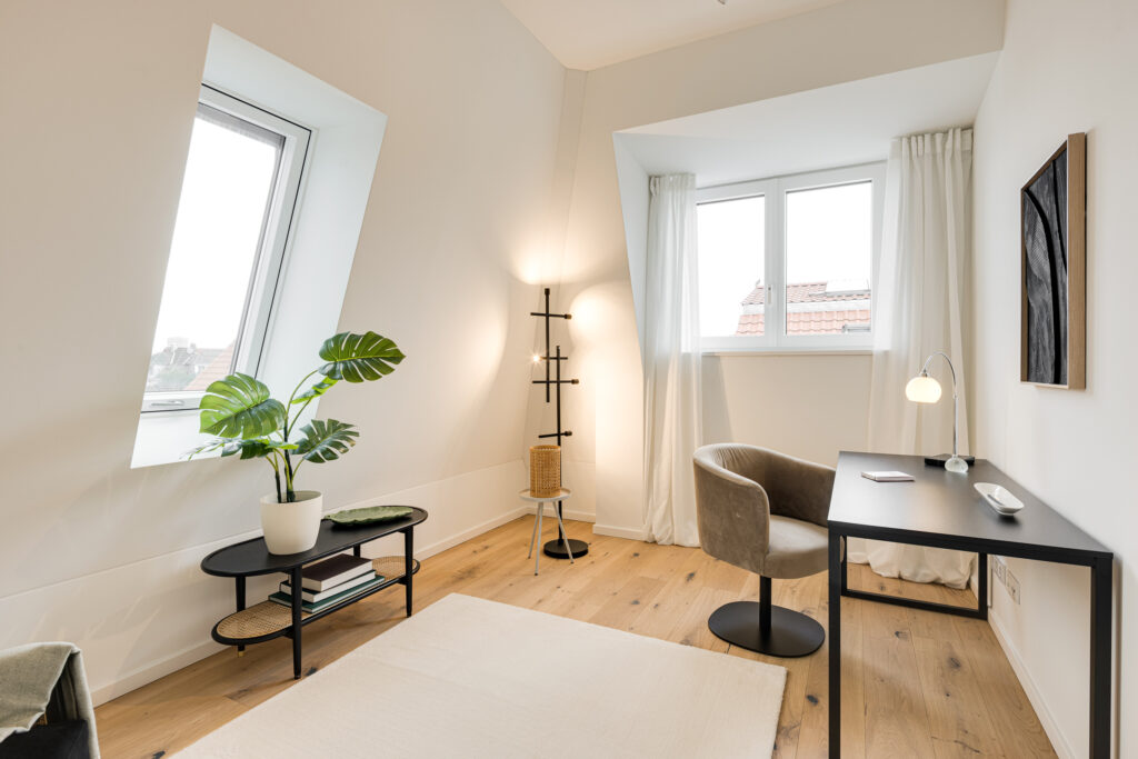 Foto eines Arbeitszimmers im Dachgeschoss einer bezugsfertigen Neubauwohnung in Trudering von Domino Bau