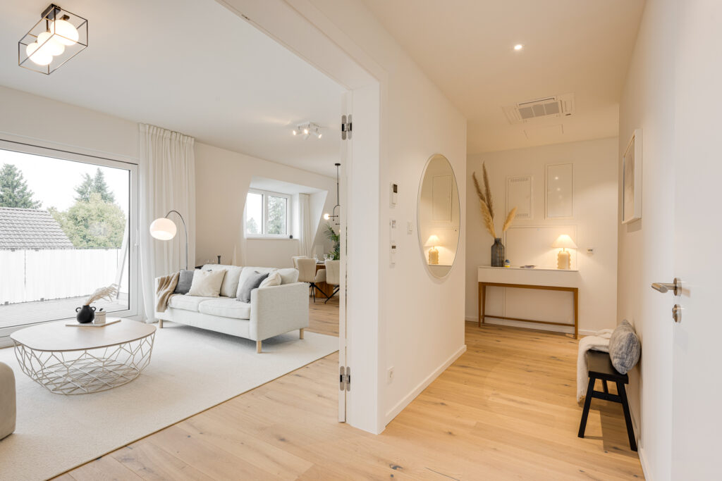 Foto einer Diele mit Blick ins Wohnzimmer im Dachgeschoss einer bezugsfertigen Neubauwohnung in Trudering von Domino Bau