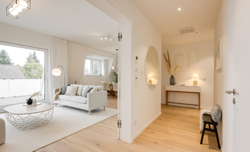 Foto einer Diele mit Blick ins Wohnzimmer im Dachgeschoss einer bezugsfertigen Neubauwohnung in Trudering von Domino Bau