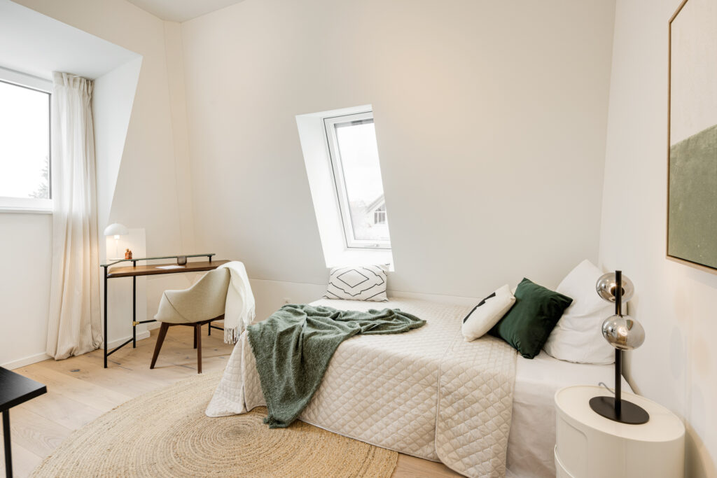 Foto eines Jugendzimmers im Dachgeschoss einer bezugsfertigen Neubauwohnung in Trudering von Domino Bau