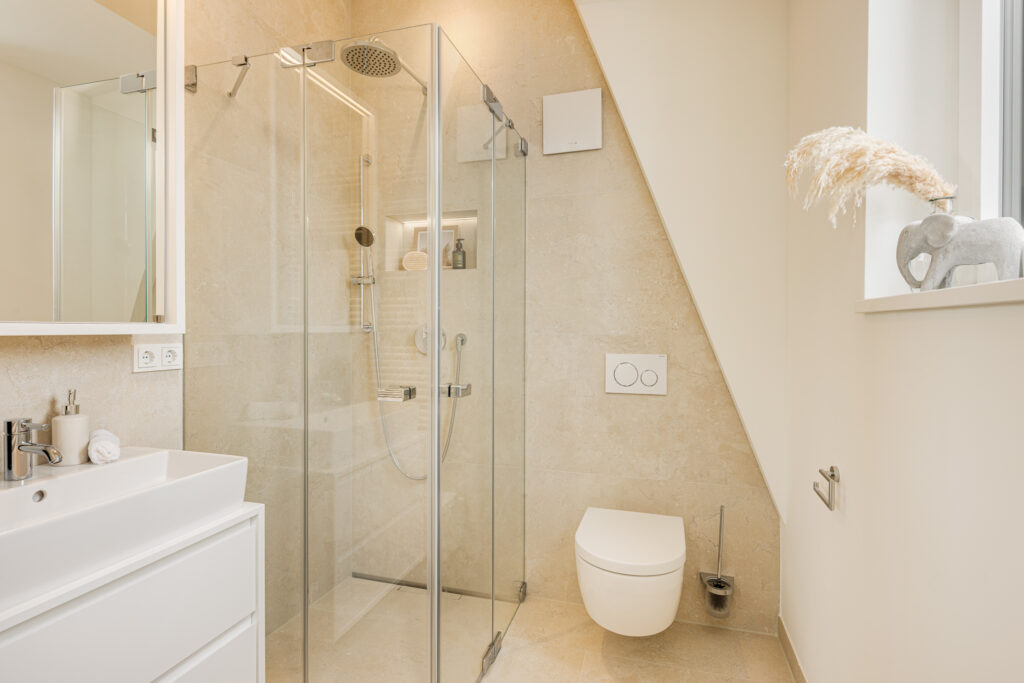 Foto eines Duschbades im Dachgeschoss einer bezugsfertigen Neubauwohnung in Trudering von Domino Bau