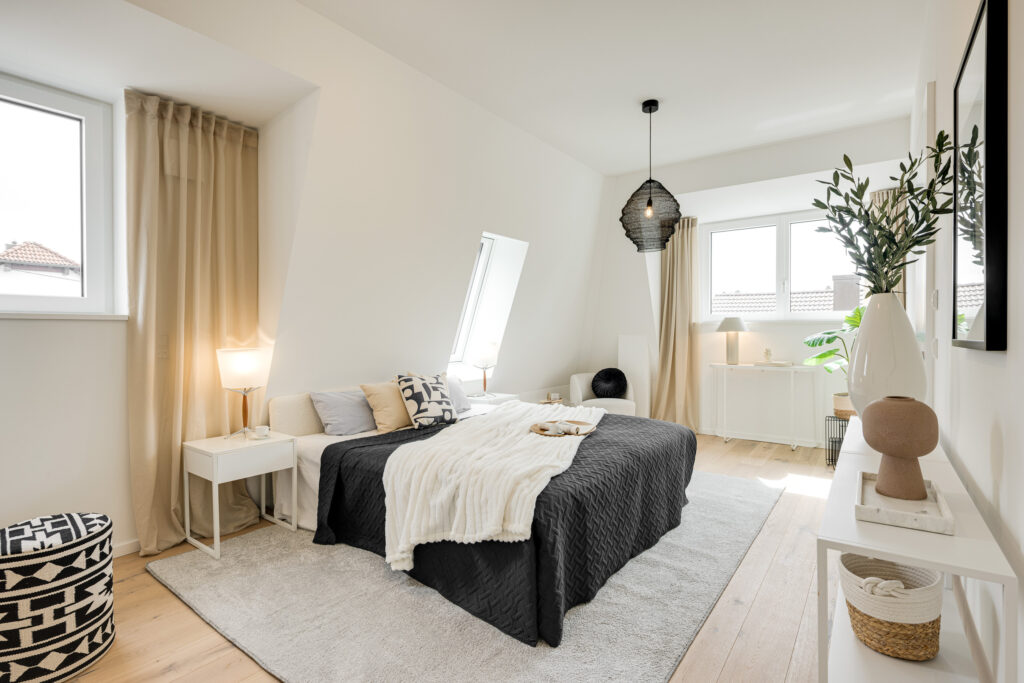 Foto eines Schlafzimmers im Dachgeschoss einer bezugsfertigen Neubauwohnung in Trudering von Domino Bau