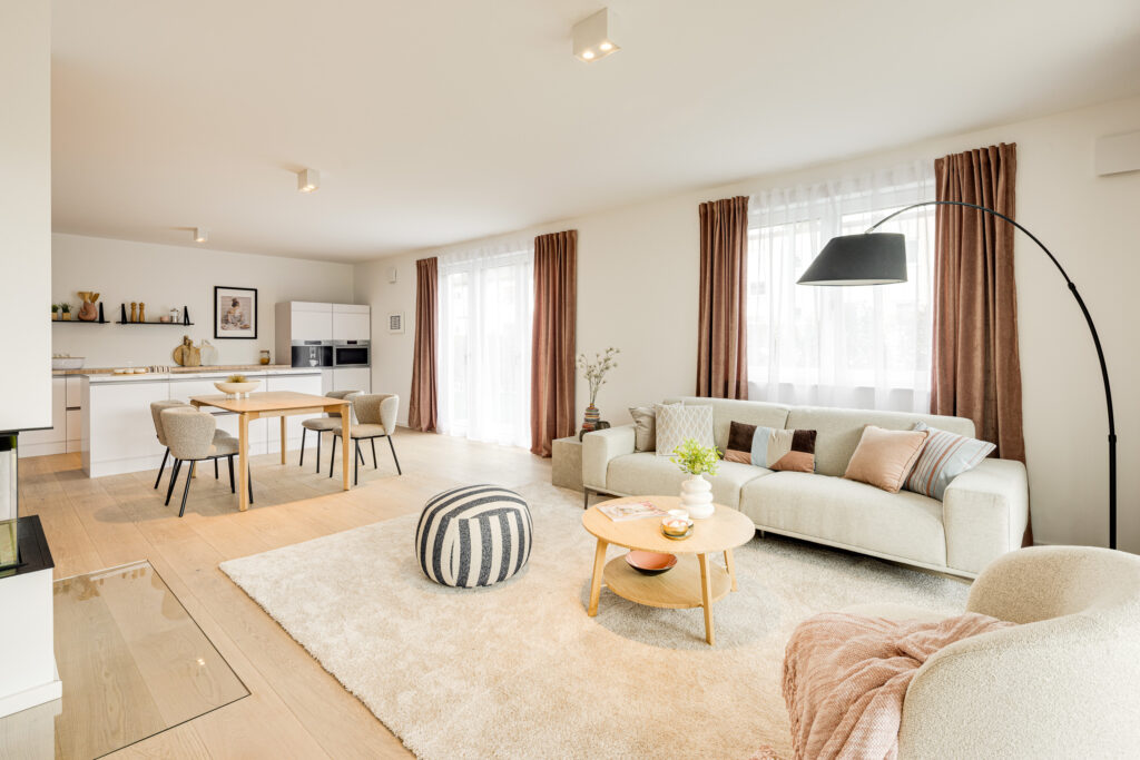 Foto eines Wohnzimmers im Erdgeschoss, Neubau Mehrfamilienhaus mit drei Wohnungen von DOMINO Bau in München Solln