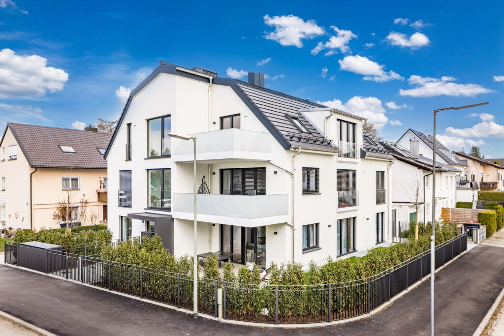 Foto eines Neubau Mehrfamilienhauses mit drei Wohnungen von DOMINO Bau in München Solln