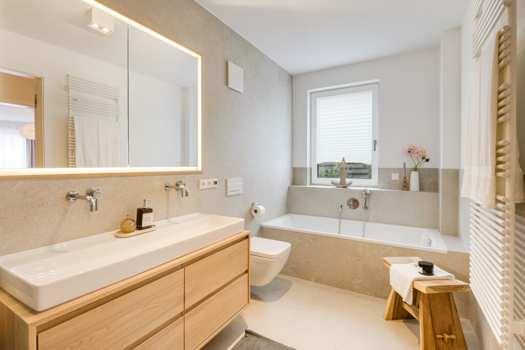 Foto eines Badezimmers, Neubau Mehrfamilienhaus mit drei Wohnungen von DOMINO Bau in München Solln