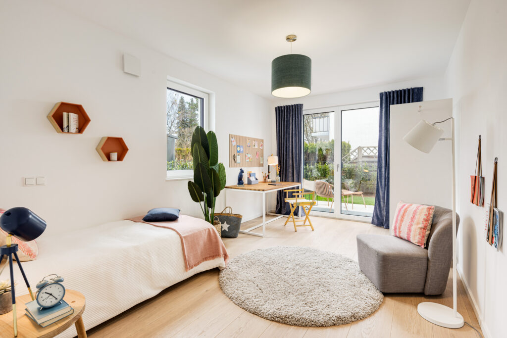 Foto eines Jugendzimmers, Neubau Mehrfamilienhaus mit drei Wohnungen von DOMINO Bau in München Solln
