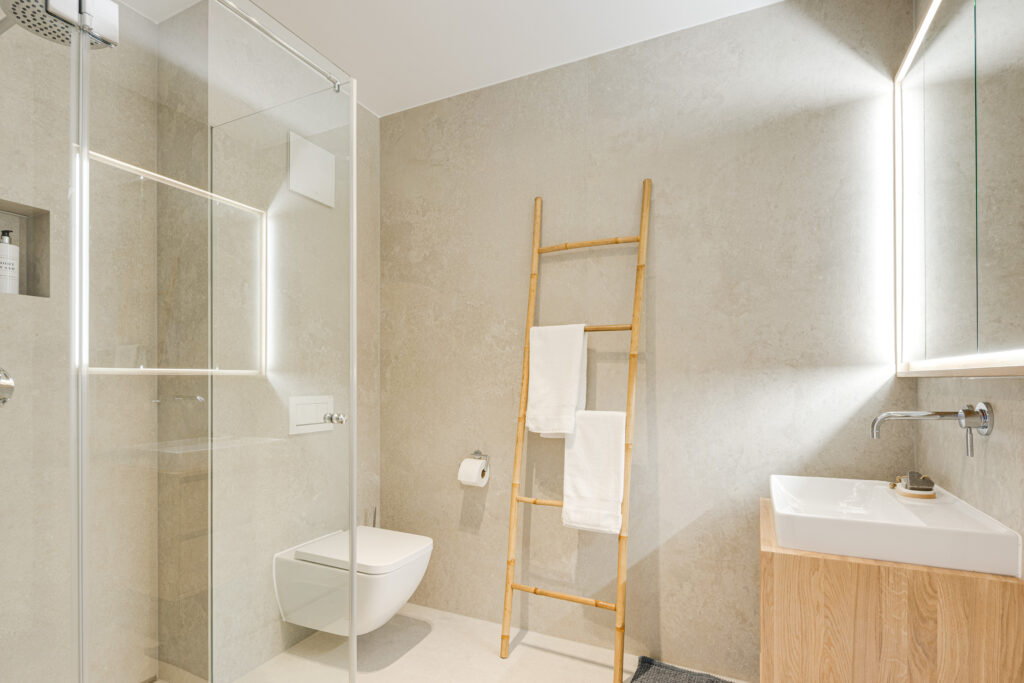 Foto eines Duschbades, Neubau Mehrfamilienhaus mit drei Wohnungen von DOMINO Bau in München Solln