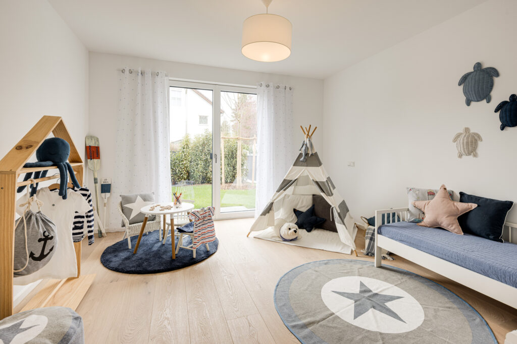 Foto eines Kinderzimmers im Erdgeschoss, Neubau Mehrfamilienhaus mit drei Wohnungen von DOMINO Bau in München Solln