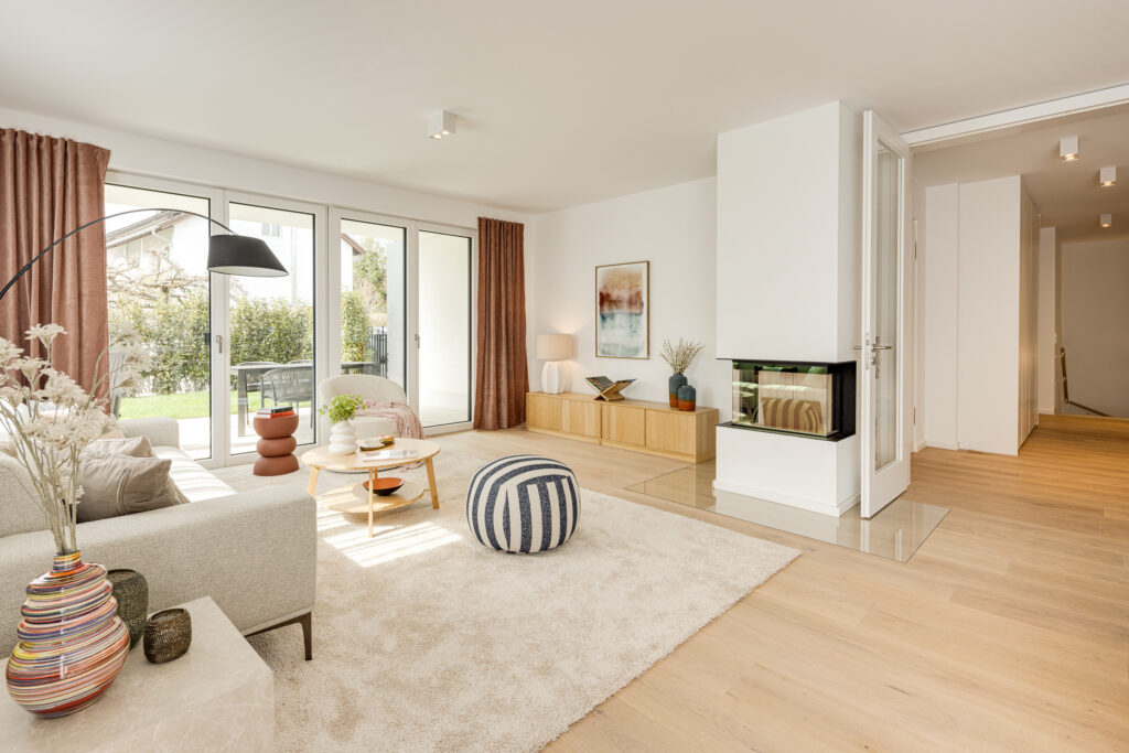 Foto eines Wohnzimmers im Erdgeschoss, Neubau Mehrfamilienhaus mit drei Wohnungen von DOMINO Bau in München Solln