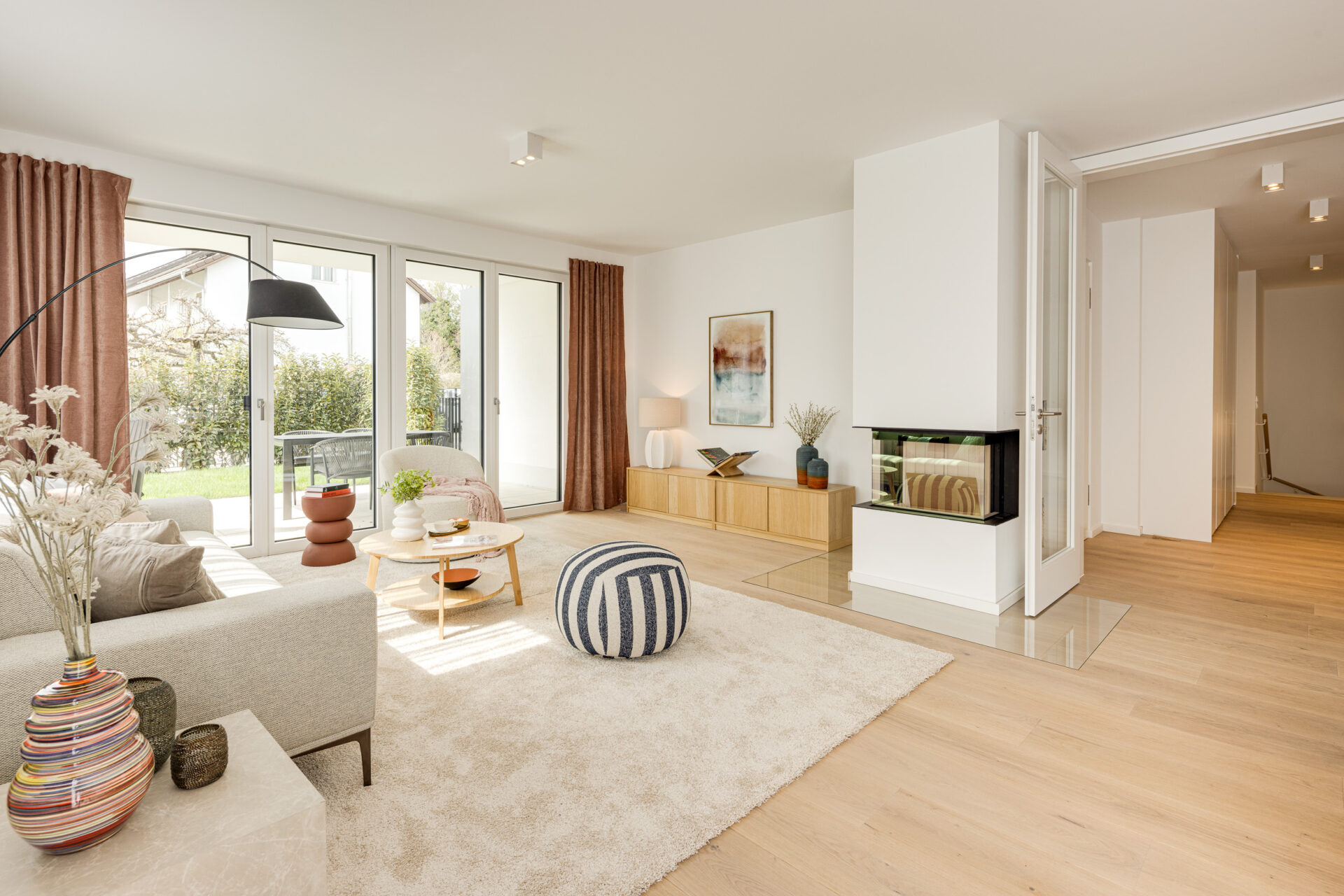 Foto eines Wohnzimmers im Erdgeschoss, Neubau Mehrfamilienhaus mit drei Wohnungen von DOMINO Bau in München Solln