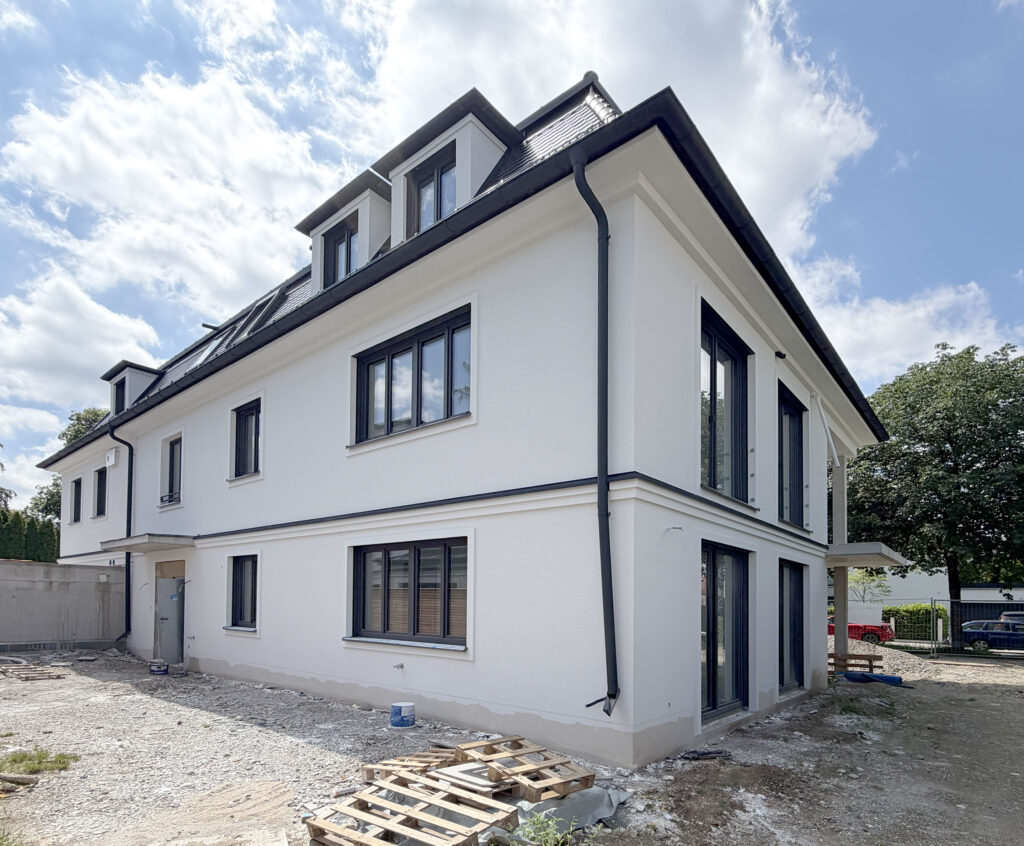 Ansicht Baustelle einer Dreifamilienvilla von DOMINO Bau in München Bogenhausen, Tagesansicht, Ansicht Nord im Juli 2026