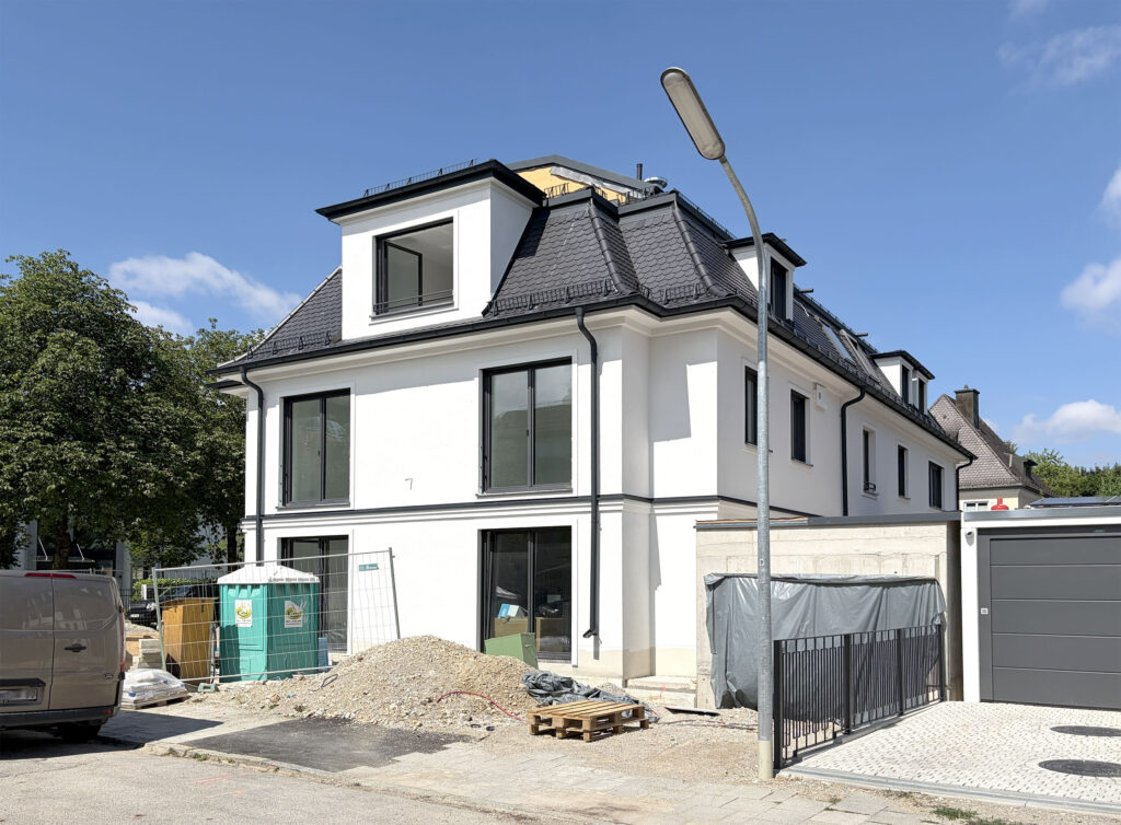 Ansicht Baustelle einer Dreifamilienvilla von DOMINO Bau in München Bogenhausen, Tagesansicht, Ansicht Nord-Ost im Juli 2026