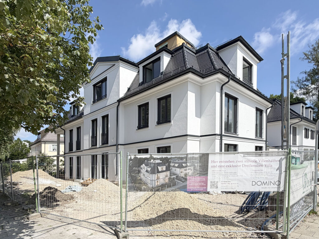 Ansicht Baustelle einer Dreifamilienvilla von DOMINO Bau in München Bogenhausen, Tagesansicht, Ansicht Ost im Juli 2026