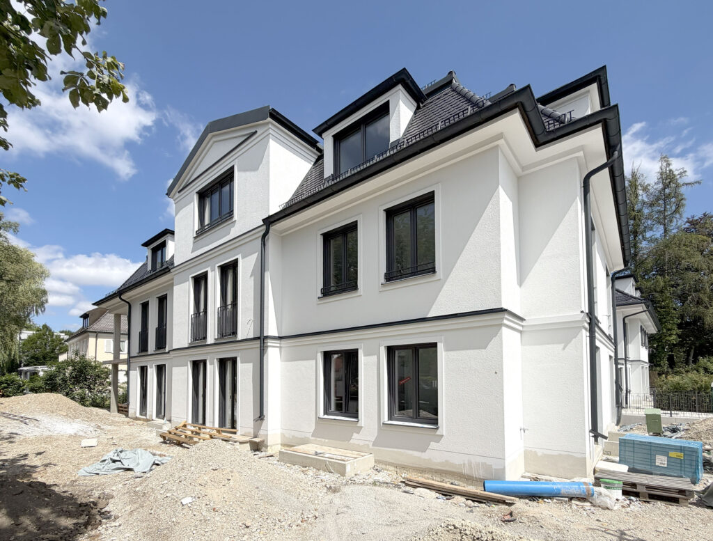 Ansicht Baustelle einer Dreifamilienvilla von DOMINO Bau in München Bogenhausen, Tagesansicht, Ansicht Südost im Juli 2026