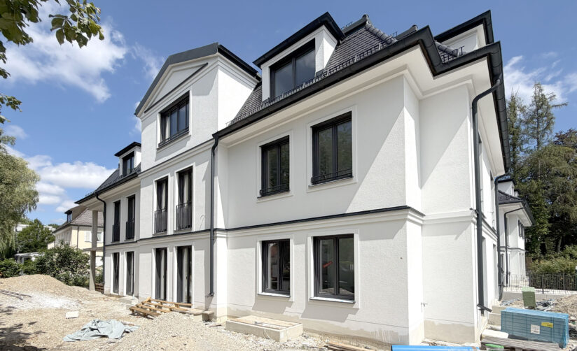 Ansicht Baustelle einer Dreifamilienvilla von DOMINO Bau in München Bogenhausen, Tagesansicht, Ansicht Südost im Juli 2026