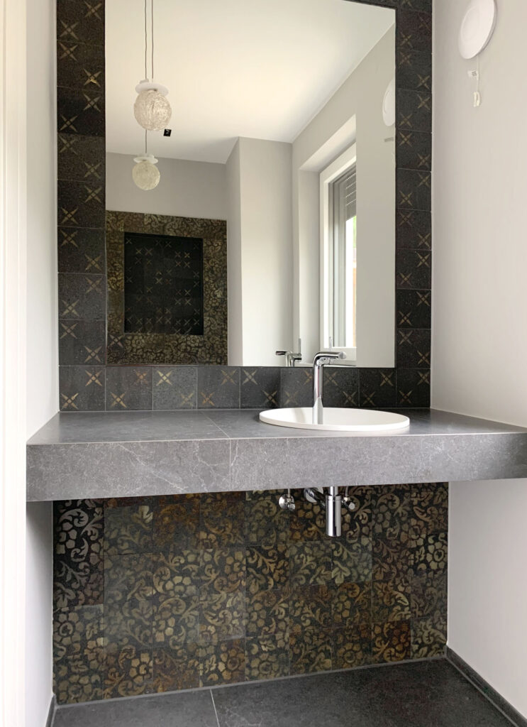 Gäste-WC eines klassischen Doppelhauses mit idyllischem Garten in Bogenhausen, erbaut von DOMINO Bau