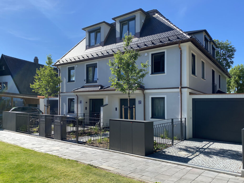 Klassisches Doppelhaus mit Garten in Bogenhausen, erbaut von DOMINO Bau