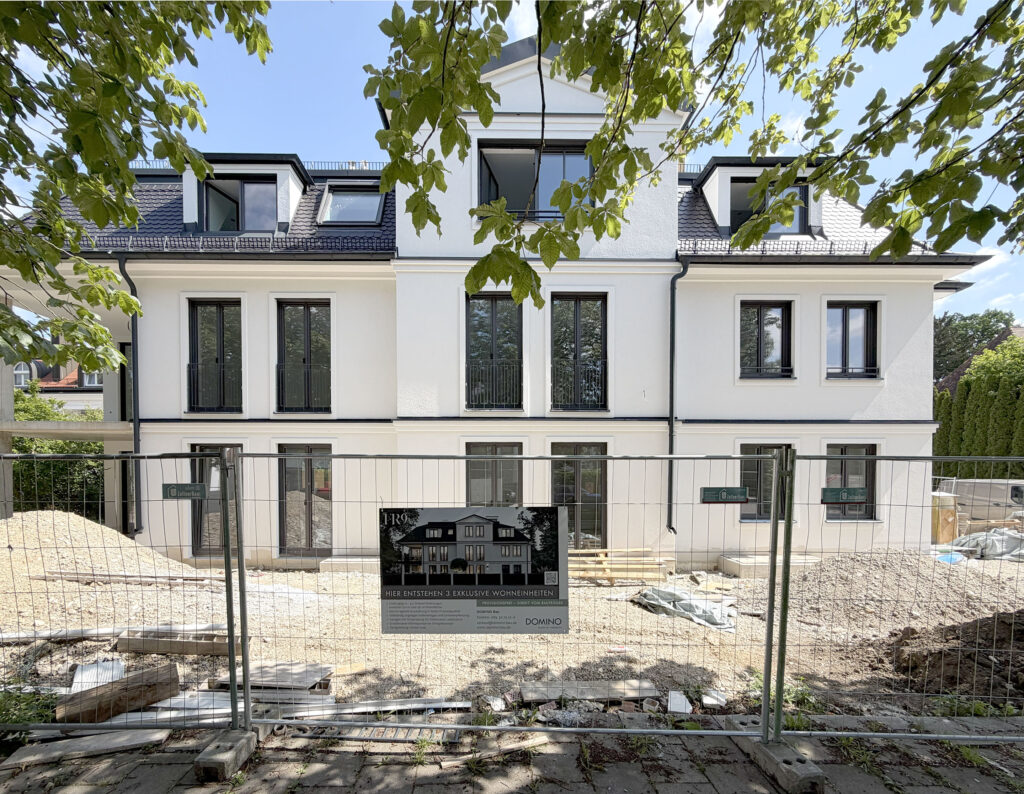 Ansicht Baustelle einer Dreifamilienvilla von DOMINO Bau in München Bogenhausen, Tagesansicht, Ansicht Süd Juli 2026
