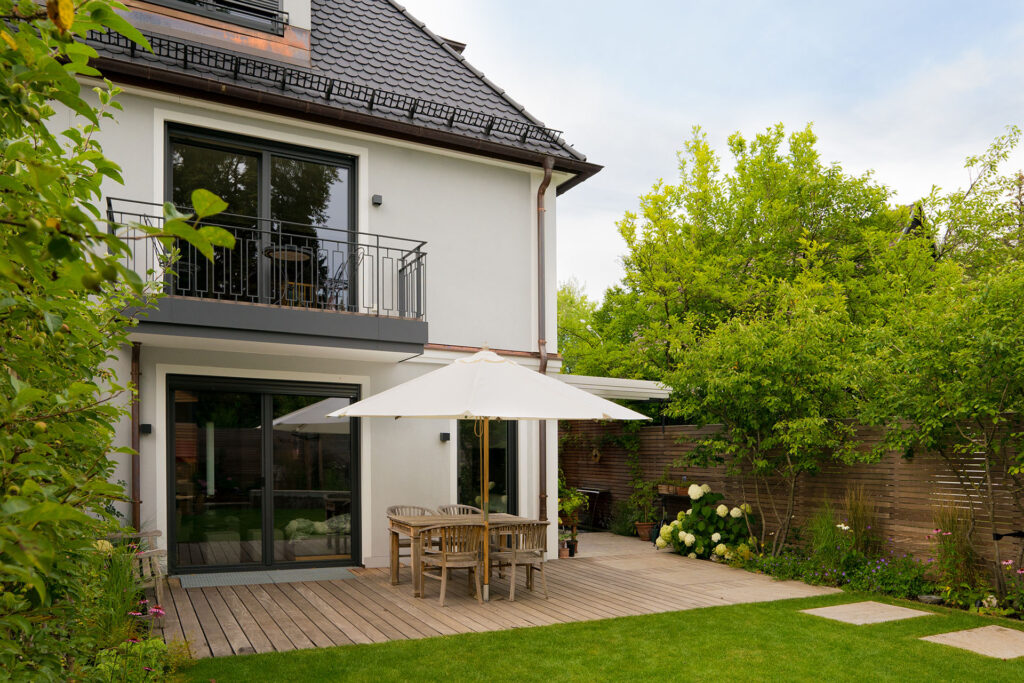 Klassisches Doppelhaus mit idyllischem Garten in Bogenhausen, erbaut von DOMINO Bau