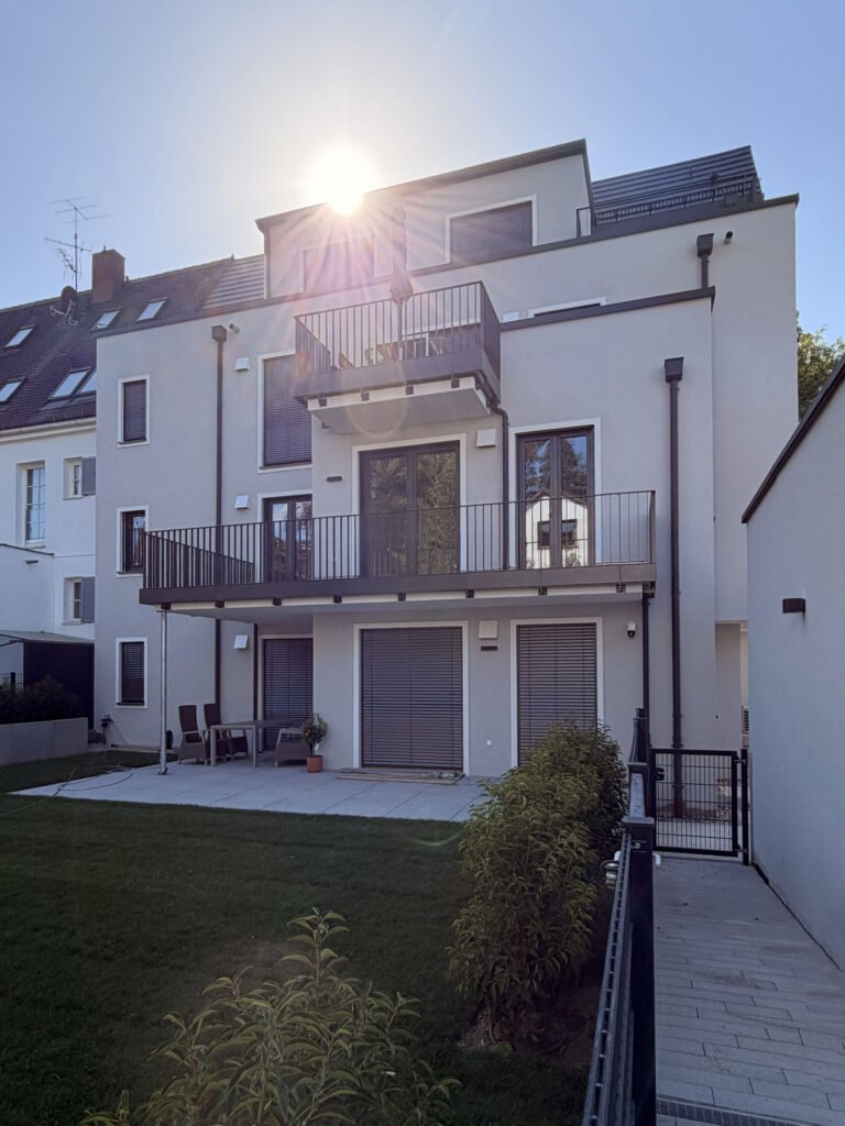 Foto des fertiggestellten Neubaus in der Wastelbauerstraße 10 in Obermenzing von Domino Bau