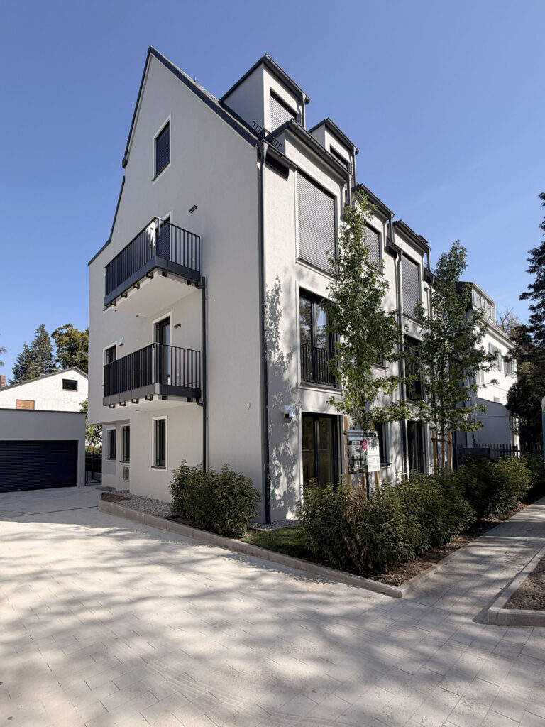 Foto des fertiggestellten Neubaus in der Wastelbauerstraße 10 in Obermenzing von Domino Bau