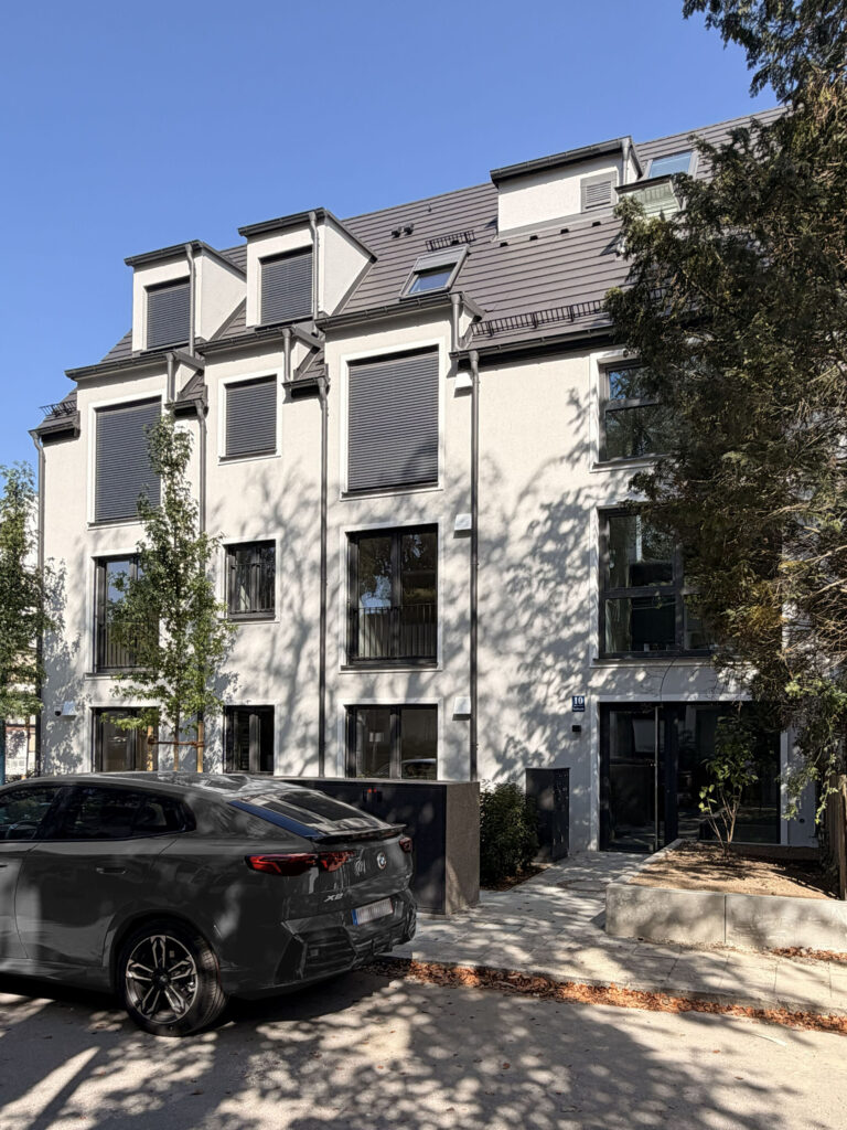 Foto des fertiggestellten Neubaus in der Wastelbauerstraße 10 in Obermenzing von Domino Bau